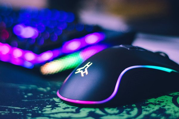Comment choisir une souris gaming avec des boutons programmables pour les jeux FPS?